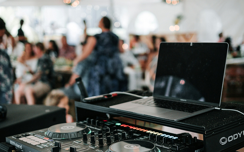 consola de DJ, nunta în fundal
